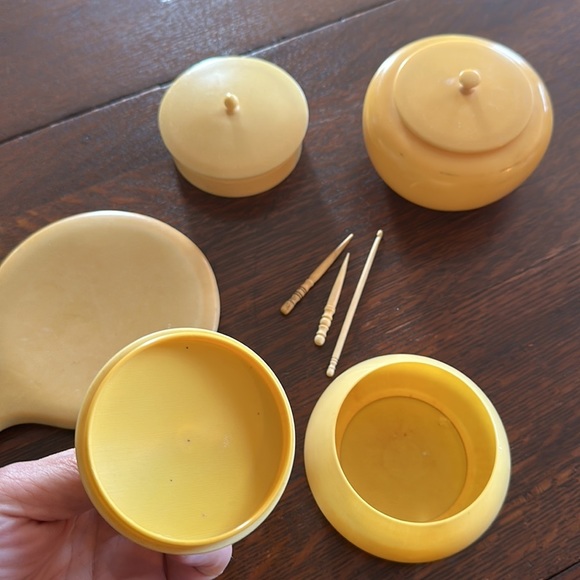 Antique Ivory Celluloid Vanity Set. 4 containers w lids, 1 hand mirror & 3 hooks - Picture 15 of 16